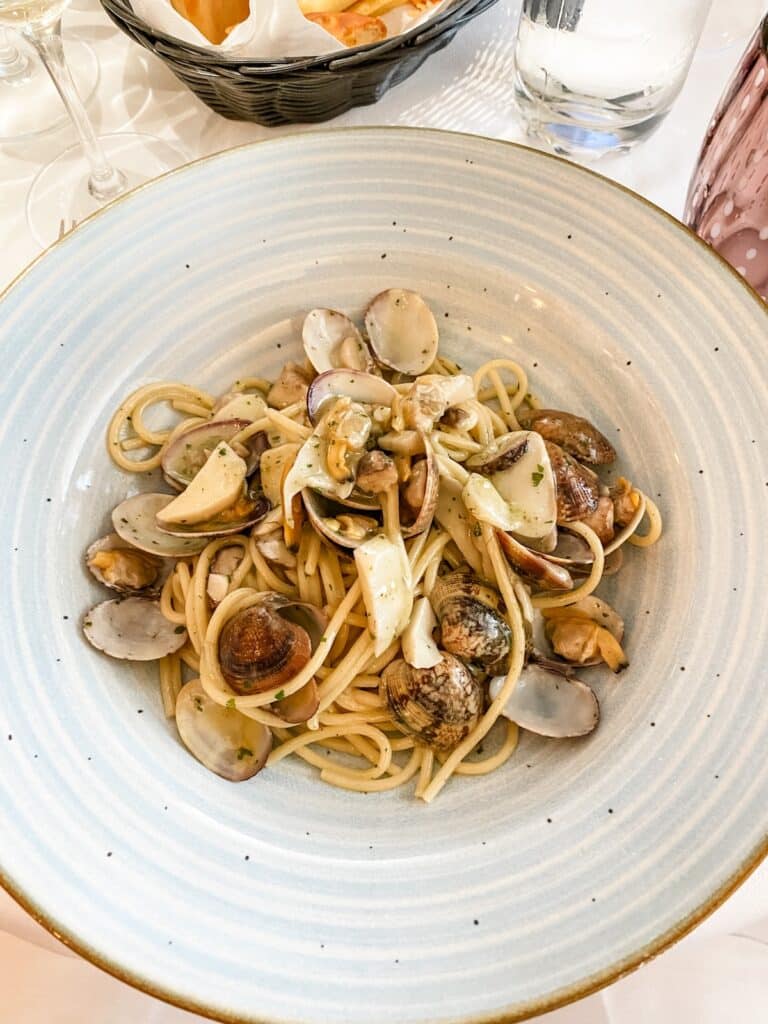 Italian linguine with clam sauce